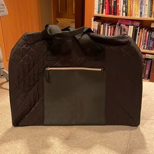 Quilted duffle bag 20”x14”x8” never used. Bag is very lightweight.